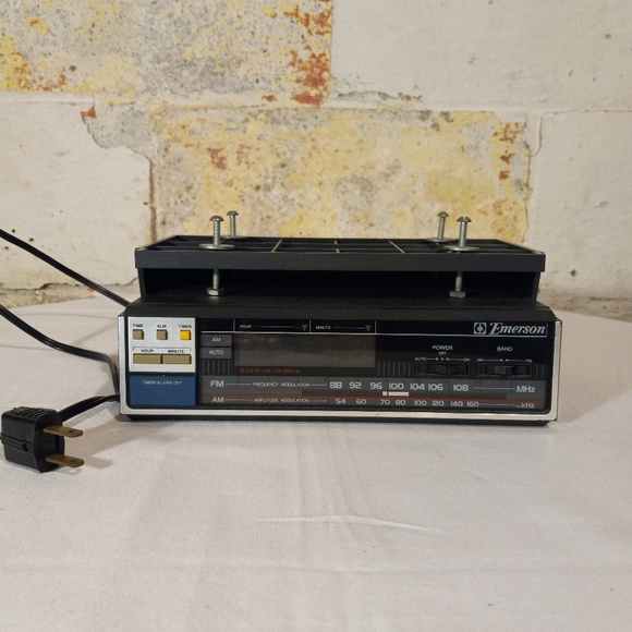 Emerson RK4000 Under Cabinet Mount AM/FM/ Timer / Alarm Clock Radio - Picture 1 of 12